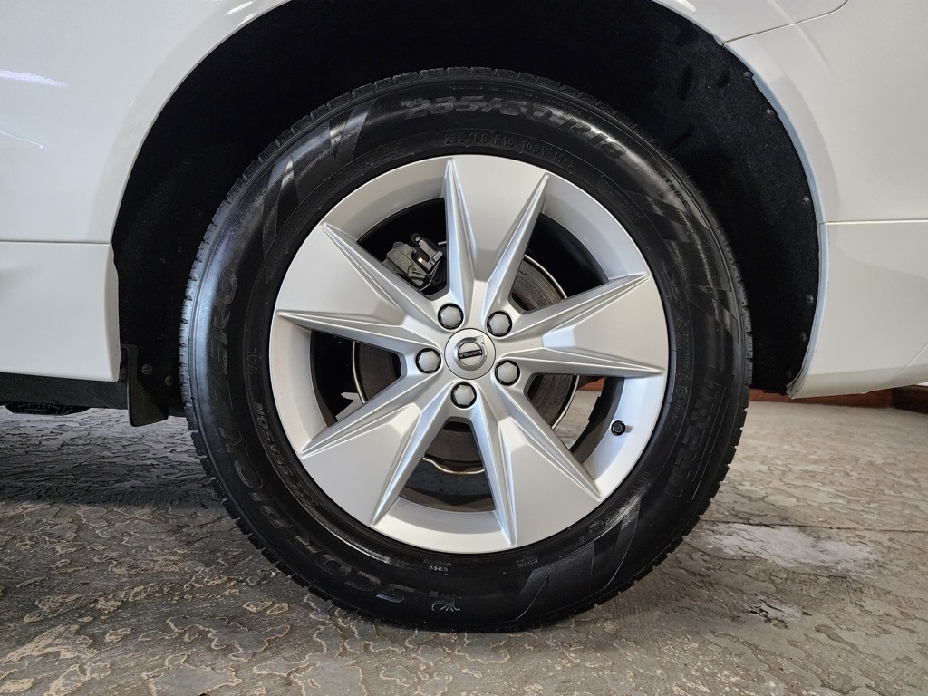 Volvo XC60 T8 Momentum Hybrid AWD 2022 Volvo XC60 T8 Momentum Hybrid AWD 2022