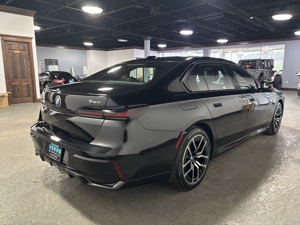 BMW 7-Series 740i xDrive 2025