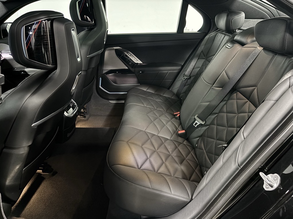 BMW 7-Series 740i xDrive 2025