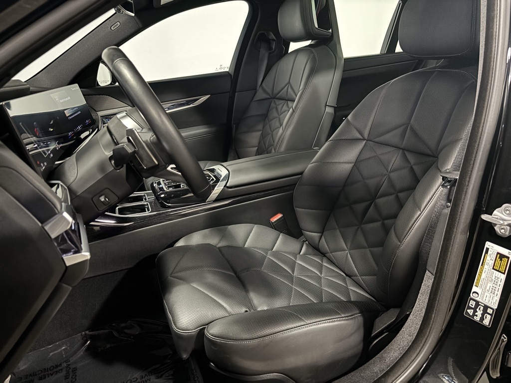 BMW 7-Series 740i xDrive 2025