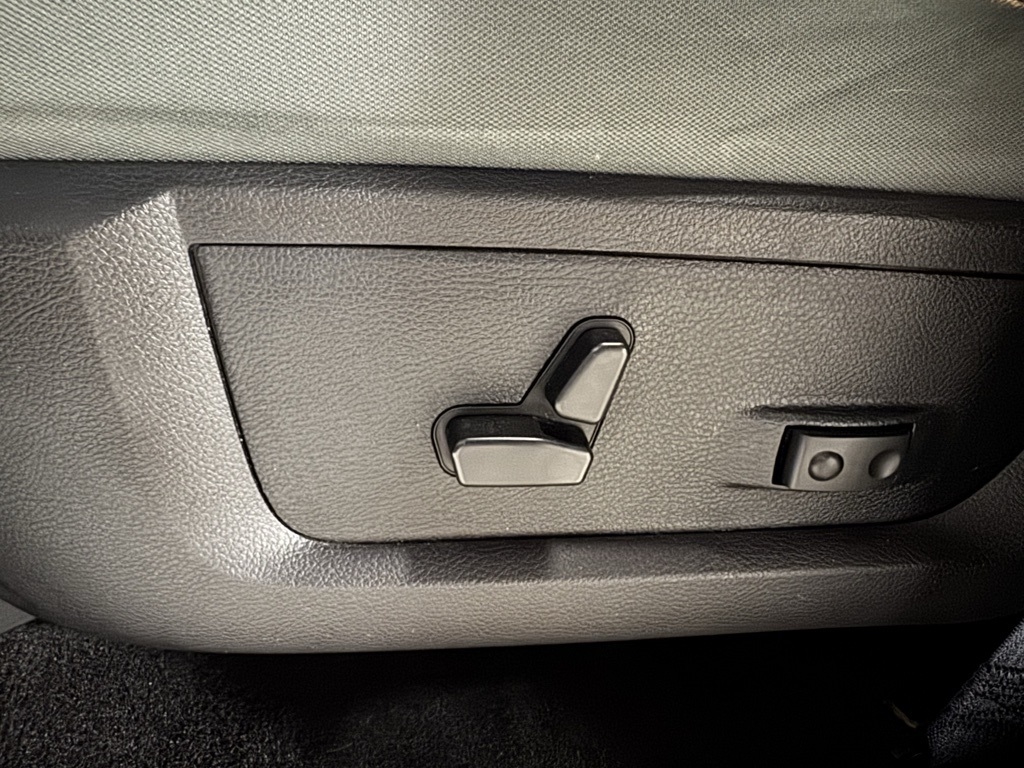 RAM 1500 SLT Crew Cab SWB 4WD 2016