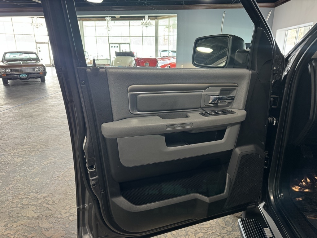 RAM 1500 SLT Crew Cab SWB 4WD 2016