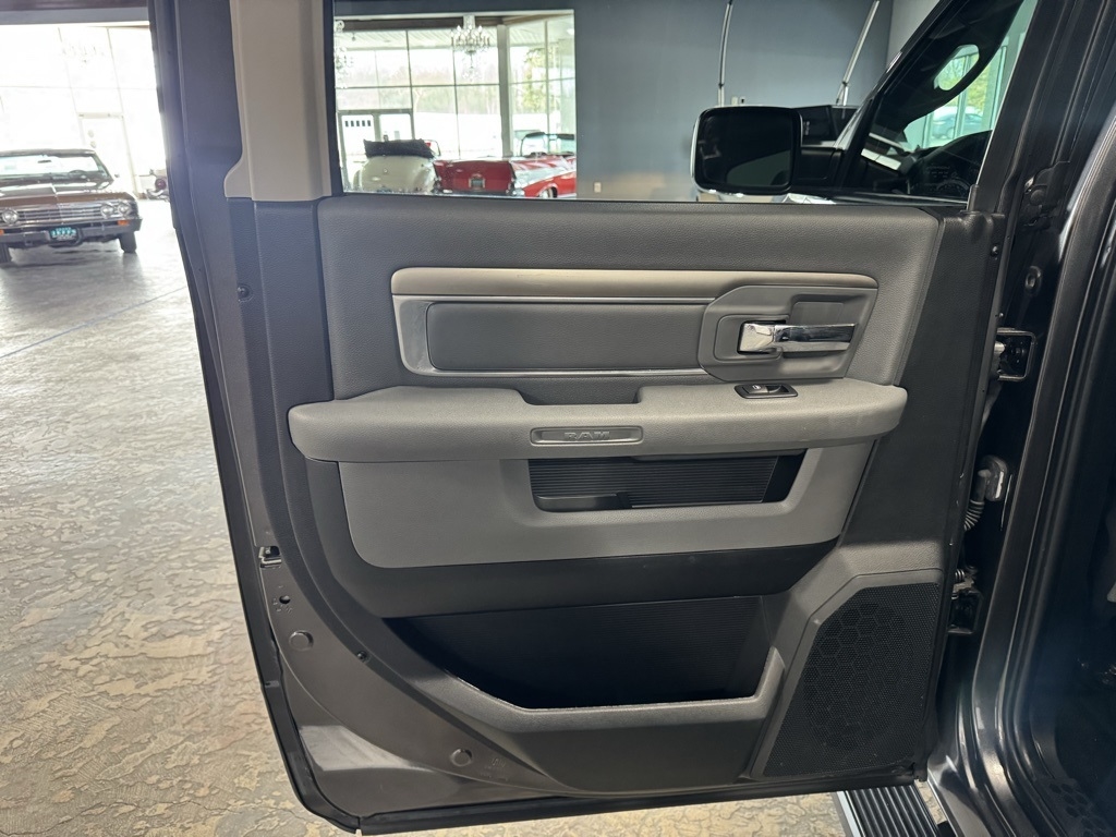 RAM 1500 SLT Crew Cab SWB 4WD 2016