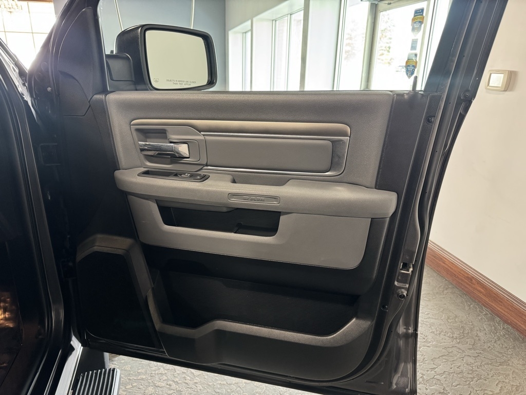 RAM 1500 SLT Crew Cab SWB 4WD 2016