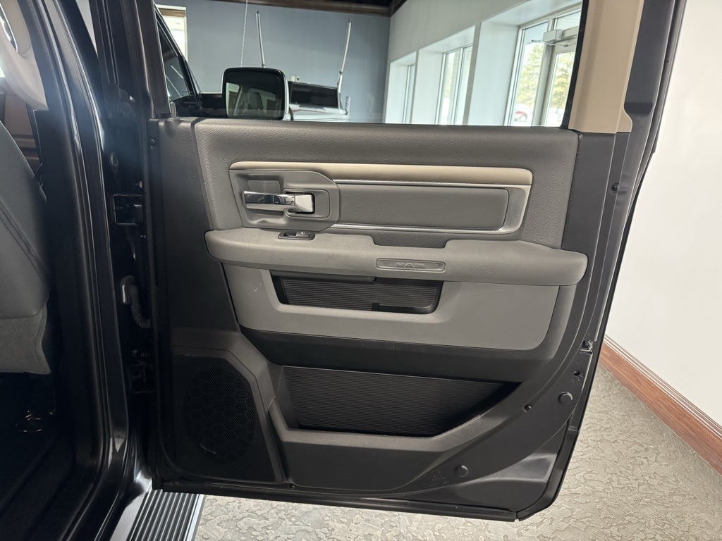 RAM 1500 SLT Crew Cab SWB 4WD 2016