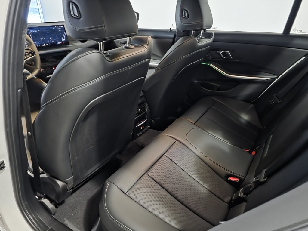 BMW 3-Series 330i xDrive 2025