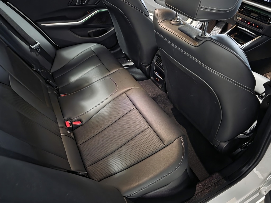 BMW 3-Series 330i xDrive 2025