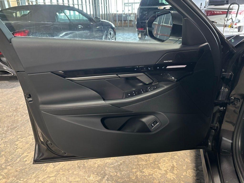 BMW 5-Series 530i xDrive 2025