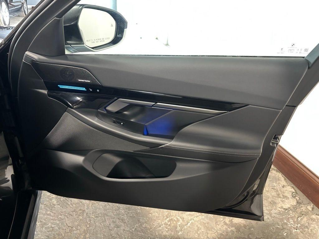 BMW 5-Series 530i xDrive 2025