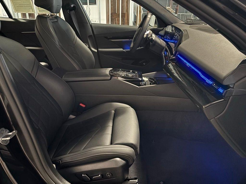 BMW 5-Series 530i xDrive 2025