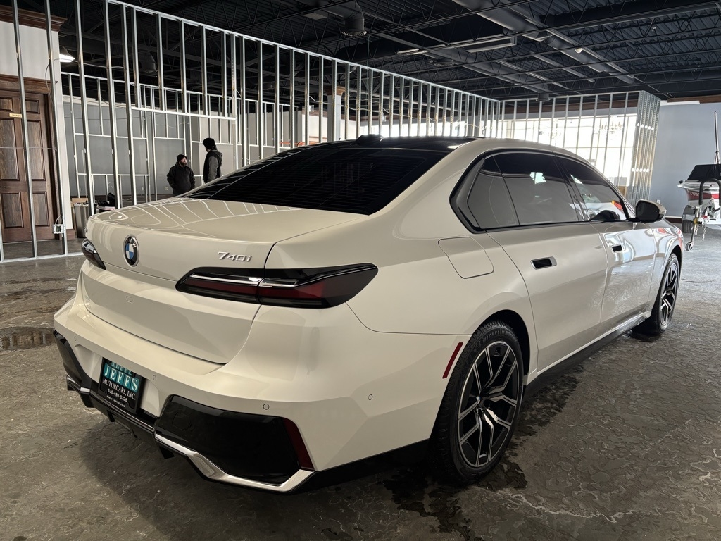 BMW 7-Series 740i xDrive 2025