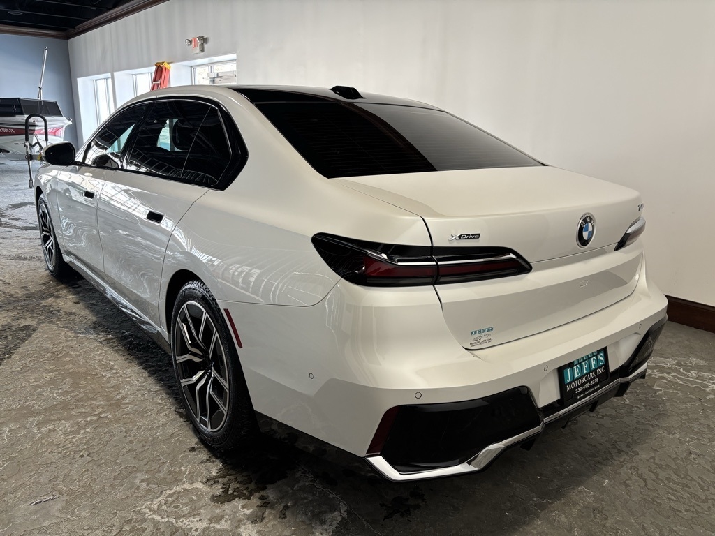 BMW 7-Series 740i xDrive 2025