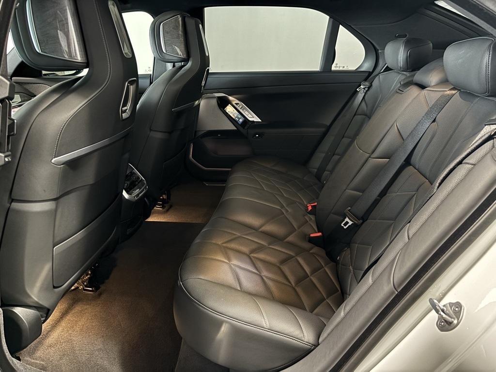 BMW 7-Series 740i xDrive 2025