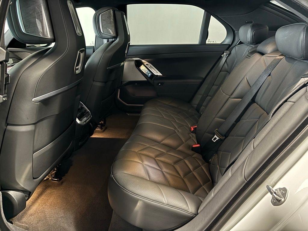 BMW 7-Series 740i xDrive 2025