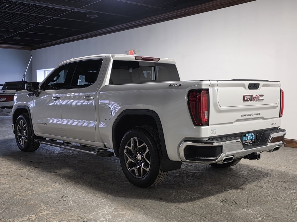 GMC Sierra 1500 SLT Crew Cab 4WD 2023