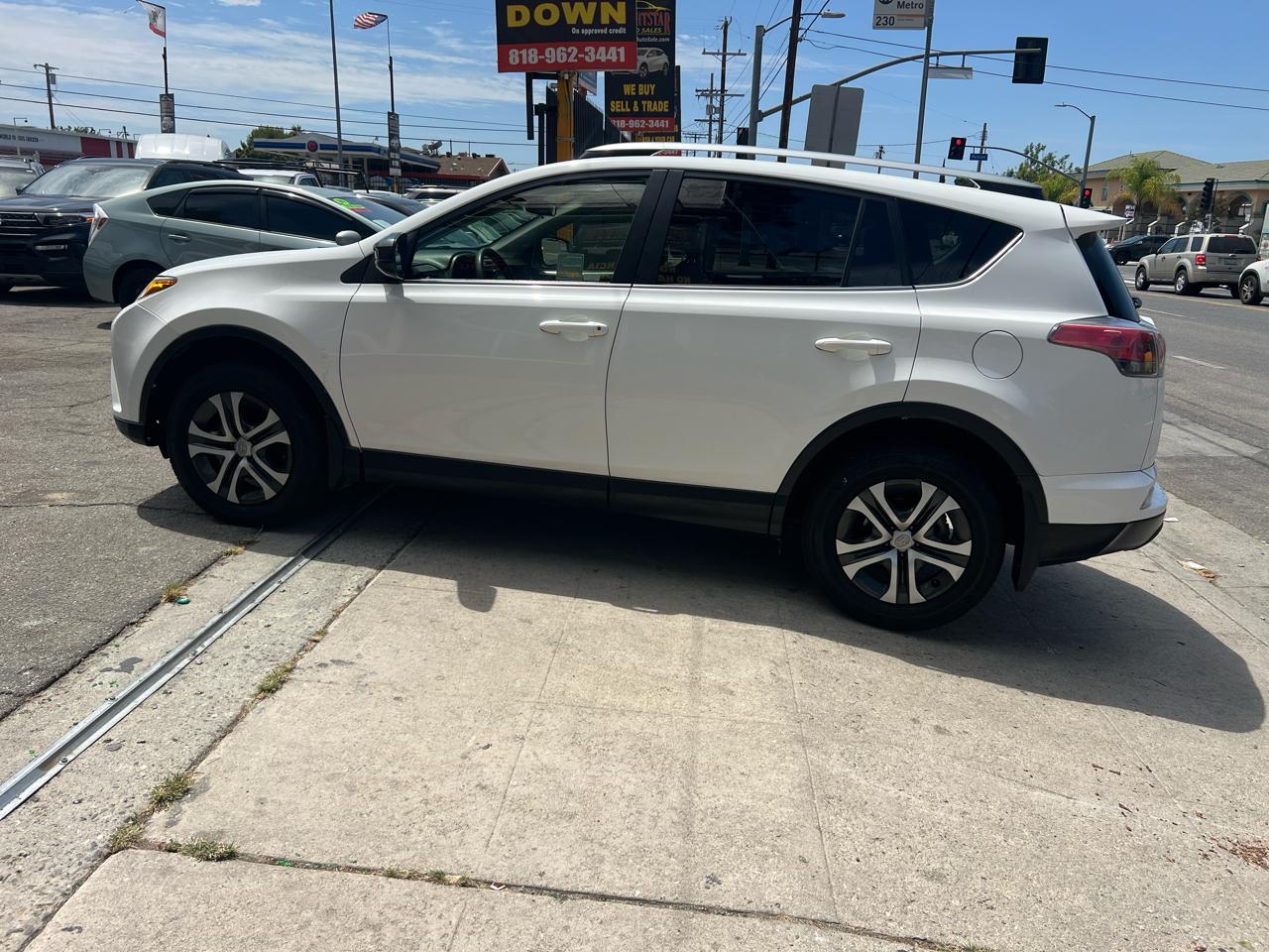 Toyota RAV4 LE FWD 2017