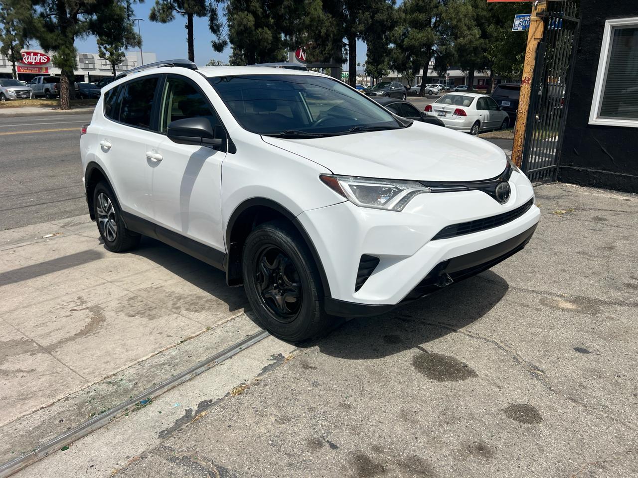 Toyota RAV4 LE FWD 2017