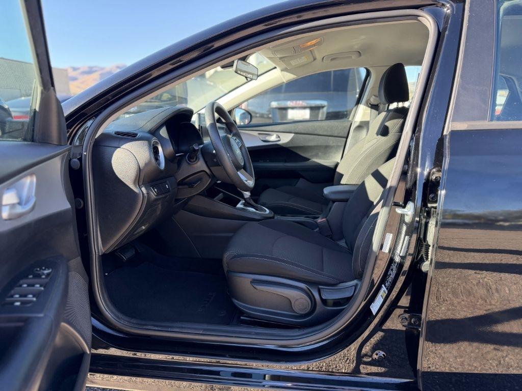 2023 Kia Forte LX - Photo 9