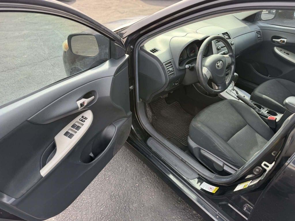 Toyota Corolla Base 5-Speed MT 2010