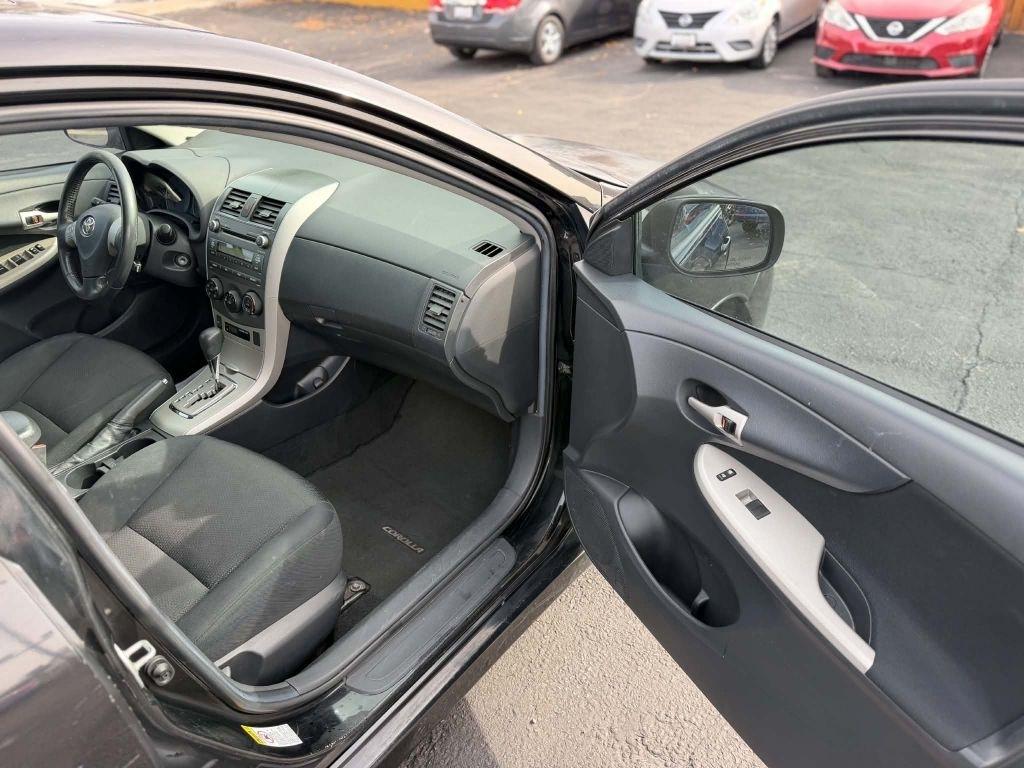 Toyota Corolla Base 5-Speed MT 2010