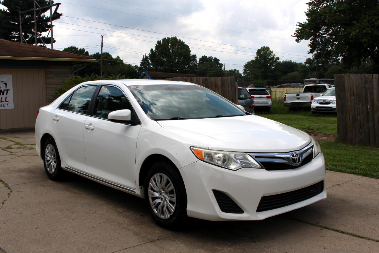2014 Toyota Camry LE photo 2