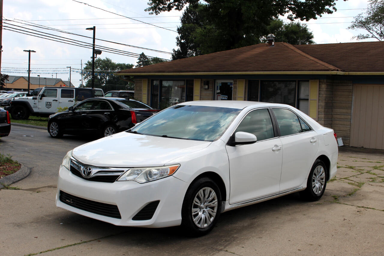 2014 Toyota Camry LE photo 5