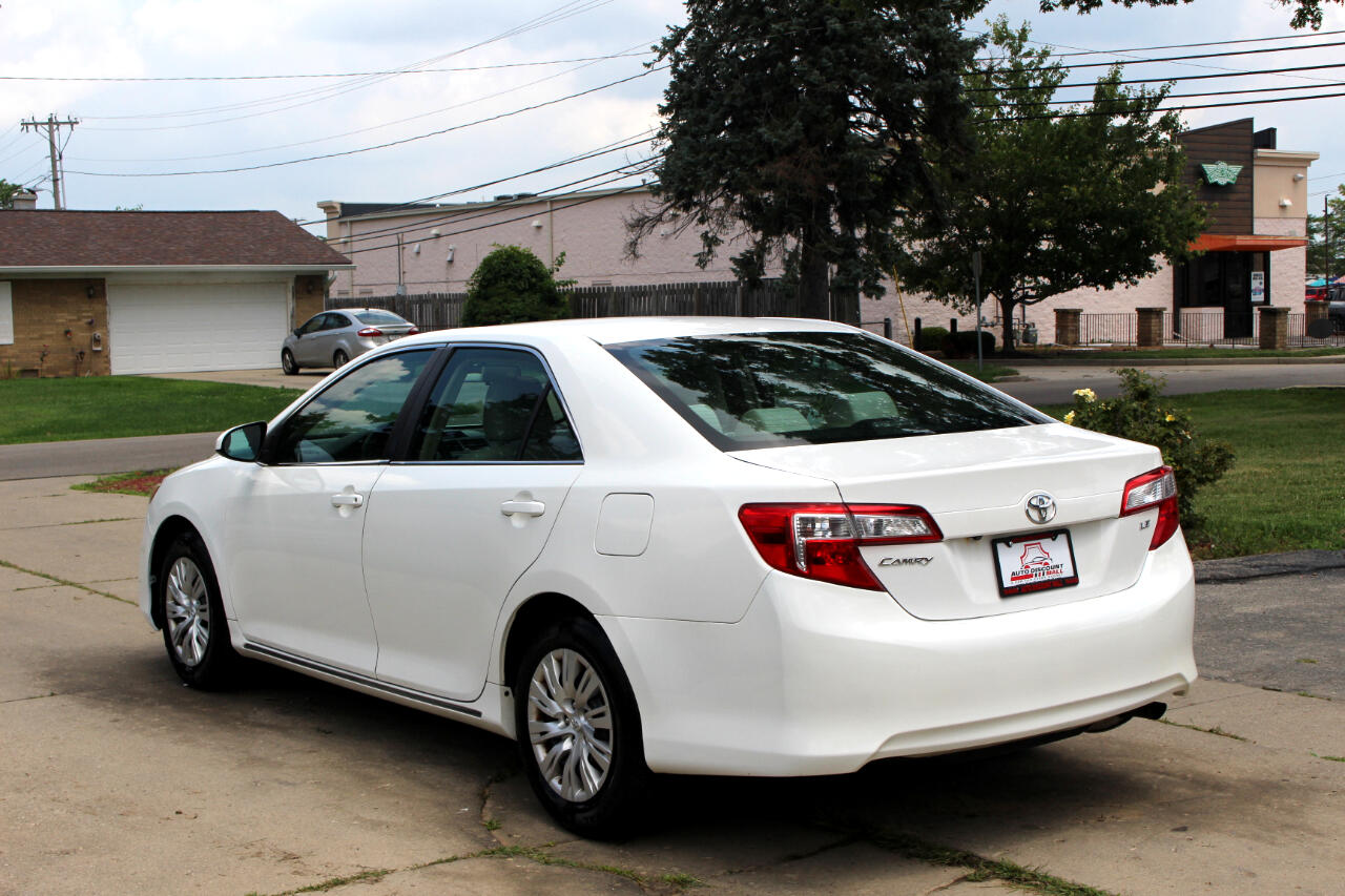 2014 Toyota Camry LE photo 7