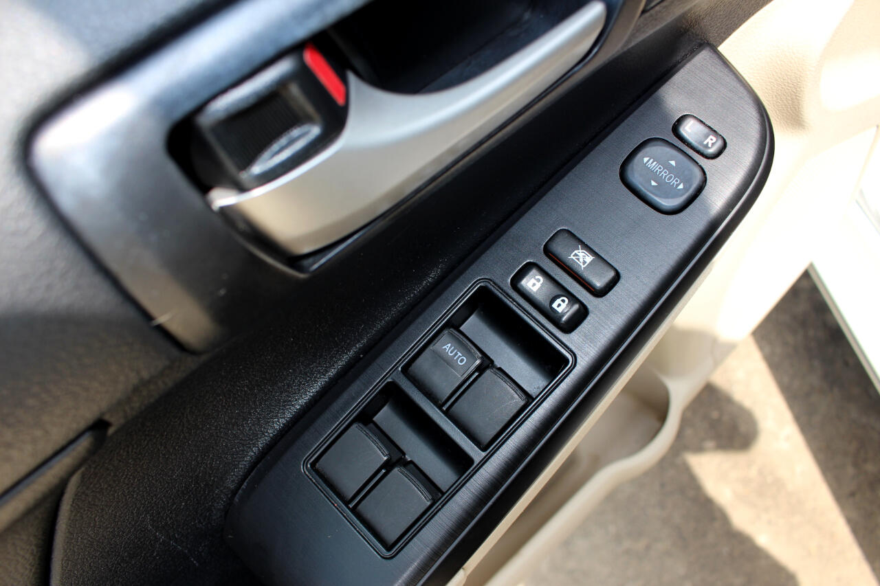 2014 Toyota Camry LE photo 13