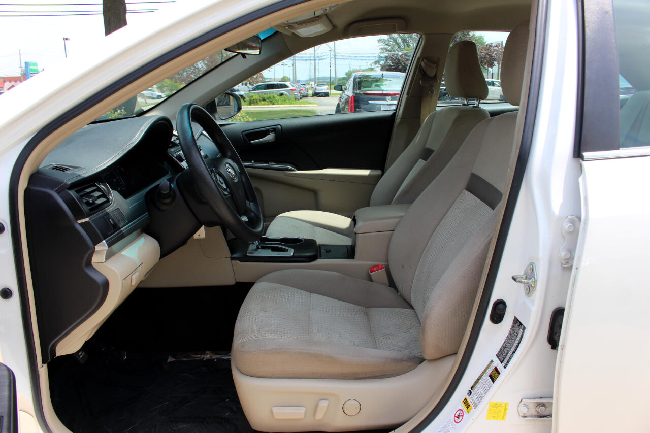 2014 Toyota Camry LE photo 15