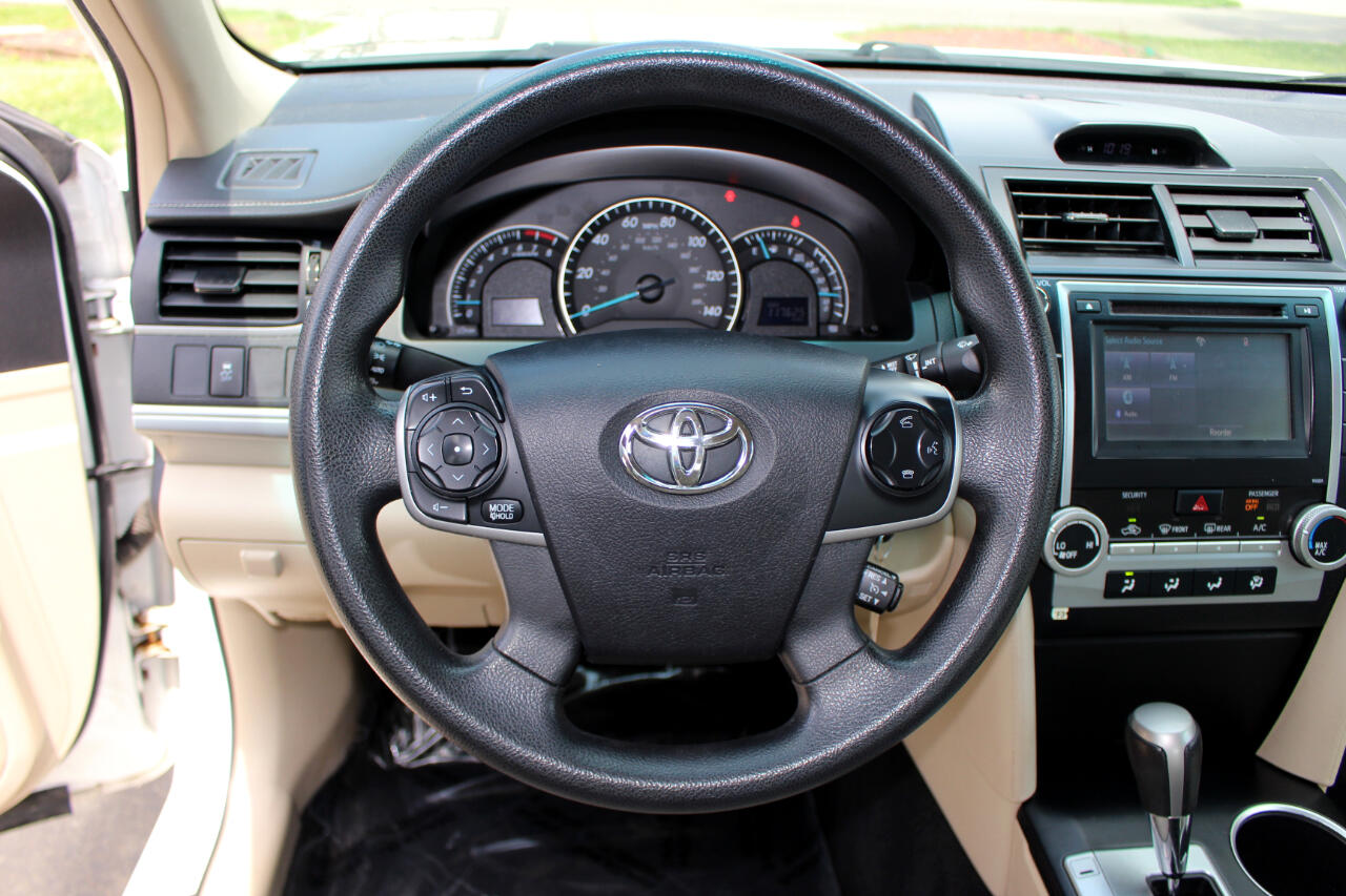 2014 Toyota Camry LE photo 19