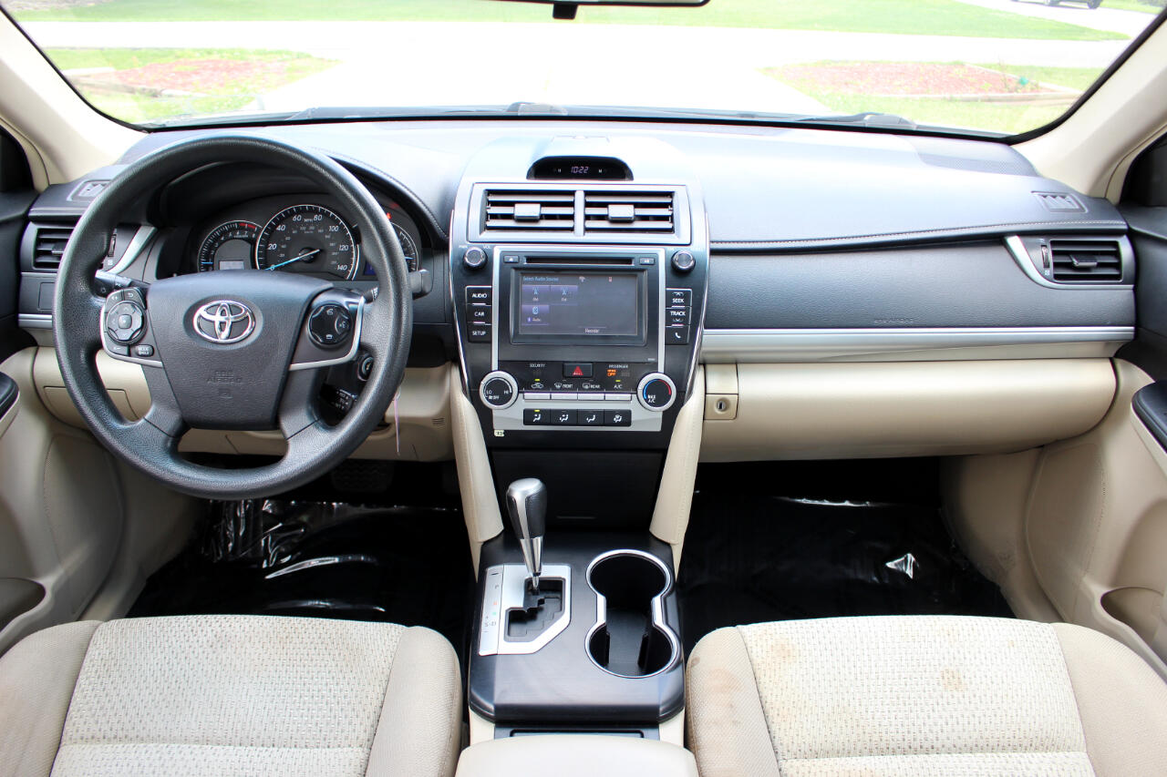 2014 Toyota Camry LE photo 27