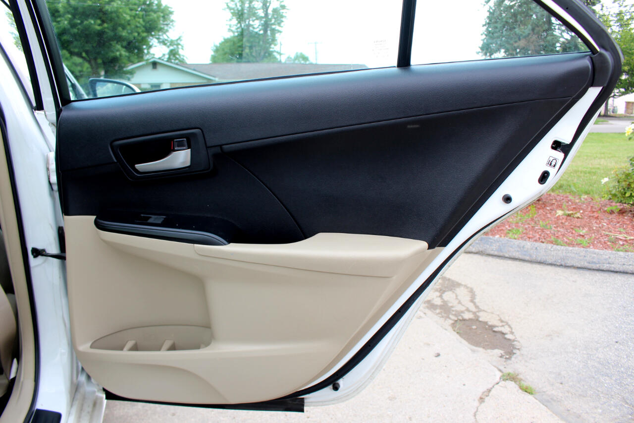 2014 Toyota Camry LE photo 31