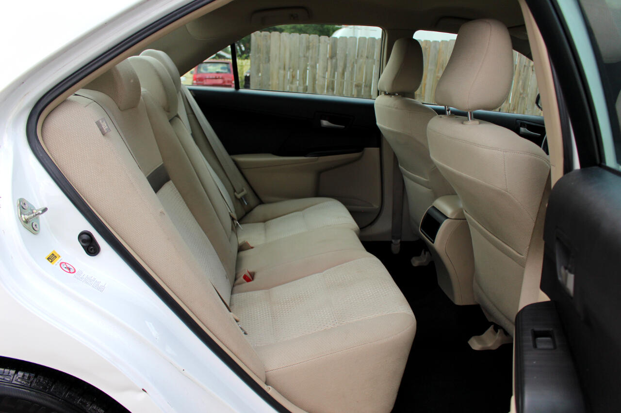 2014 Toyota Camry LE photo 32
