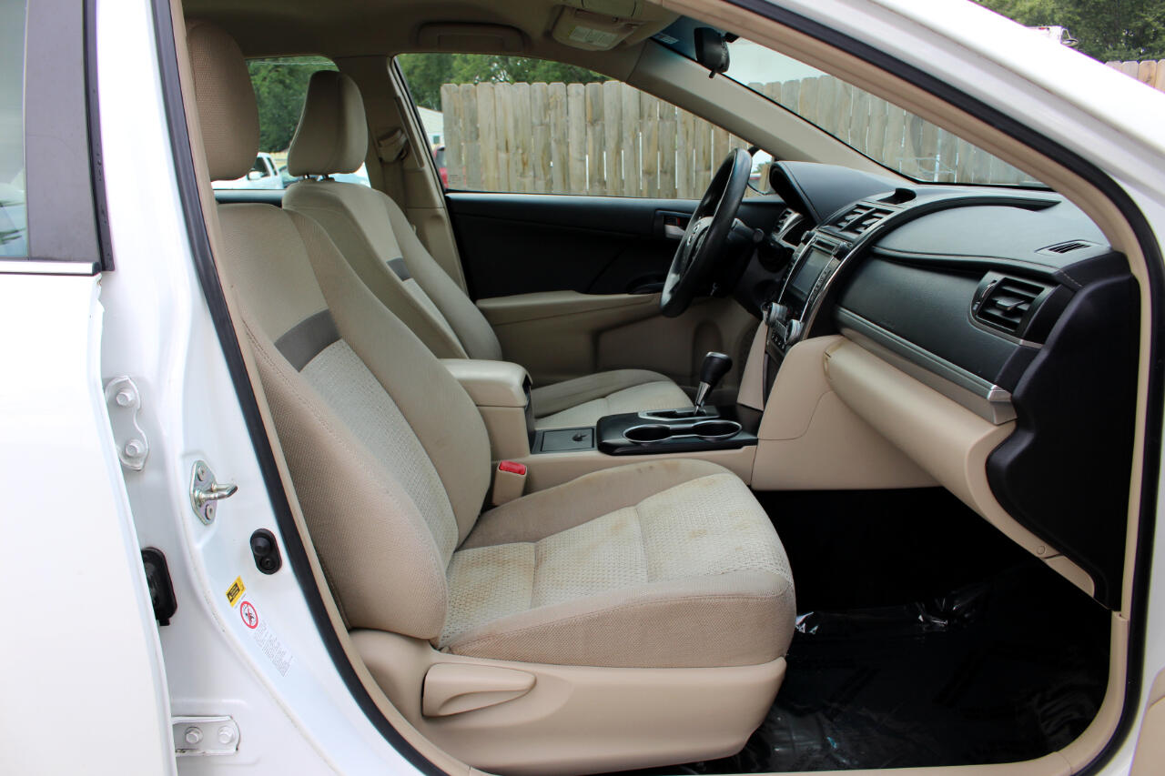 2014 Toyota Camry LE photo 35