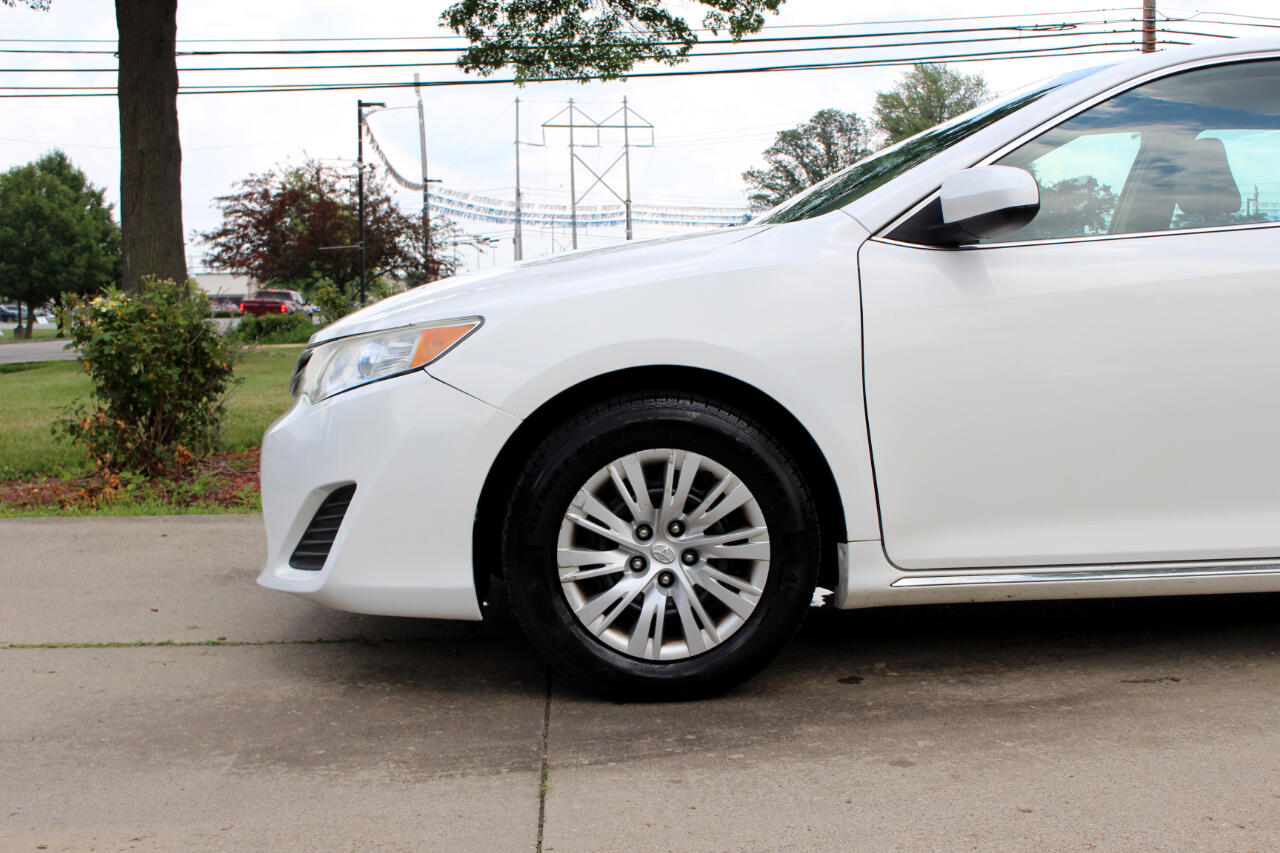2014 Toyota Camry LE photo 41