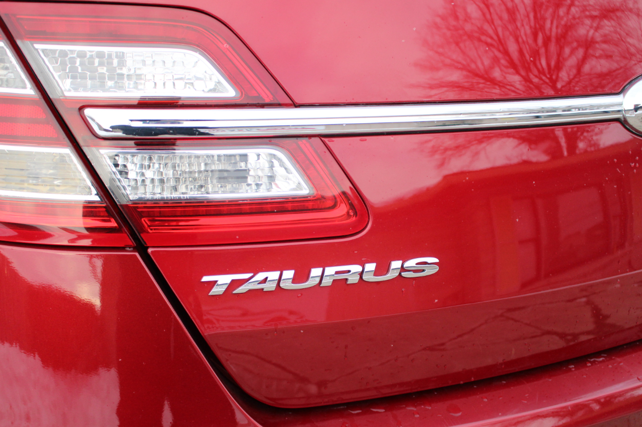 Ford Taurus Limited FWD 2014