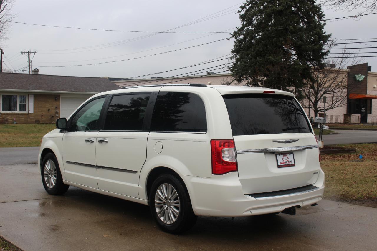 Chrysler Town & Country Limited 2013