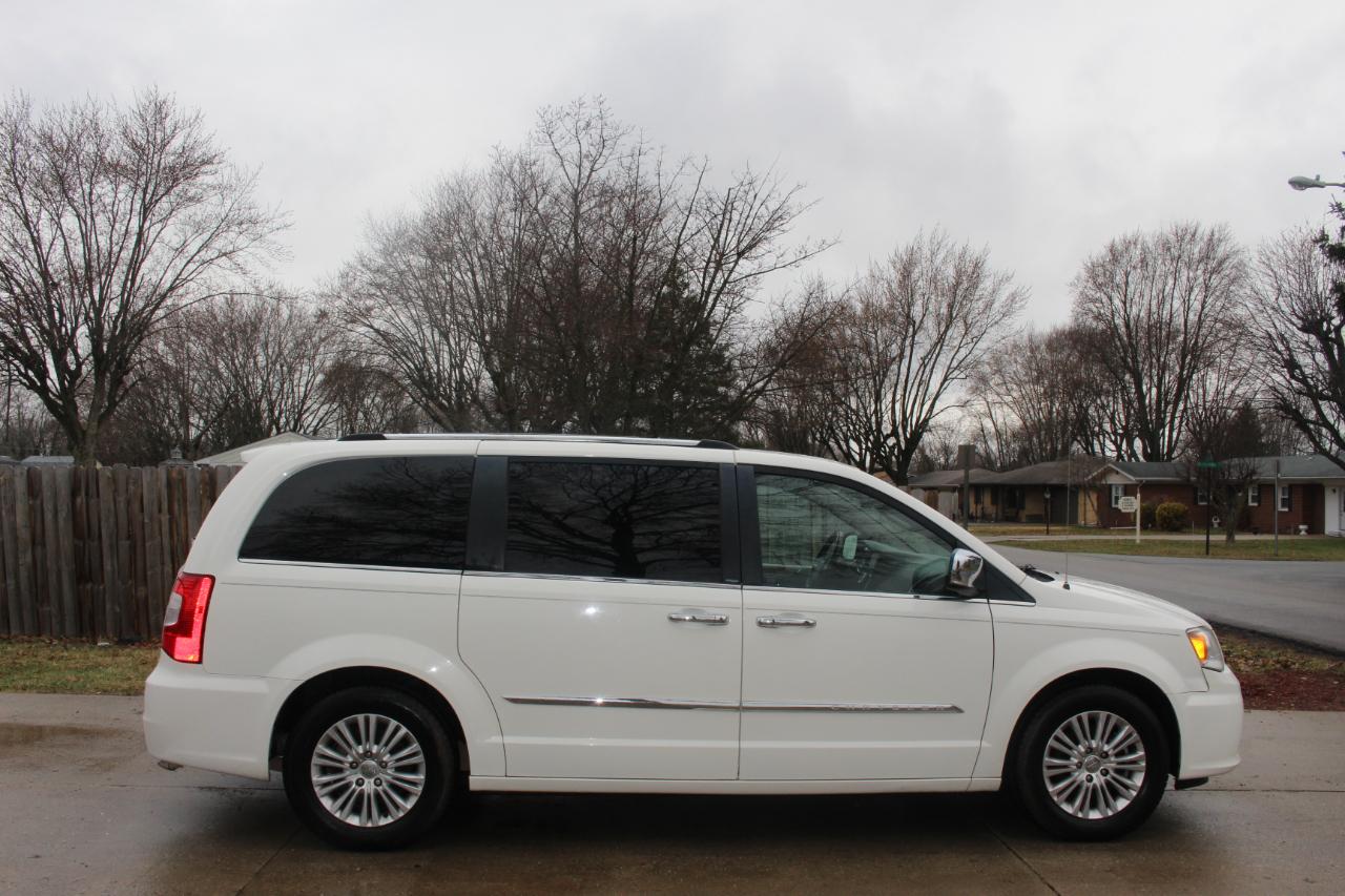 Chrysler Town & Country Limited 2013