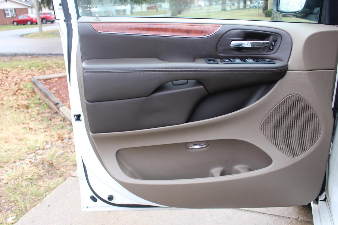 Chrysler Town & Country Limited 2013