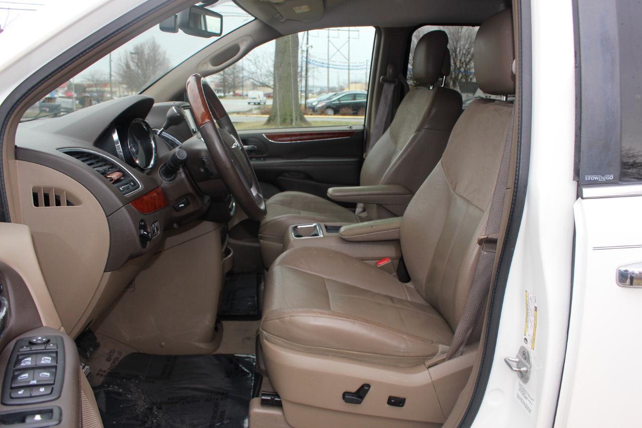 Chrysler Town & Country Limited 2013