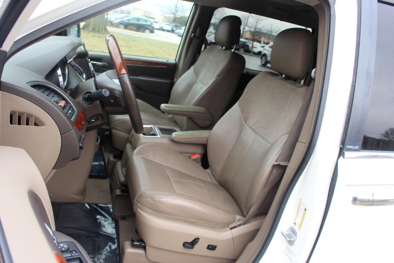 Chrysler Town & Country Limited 2013
