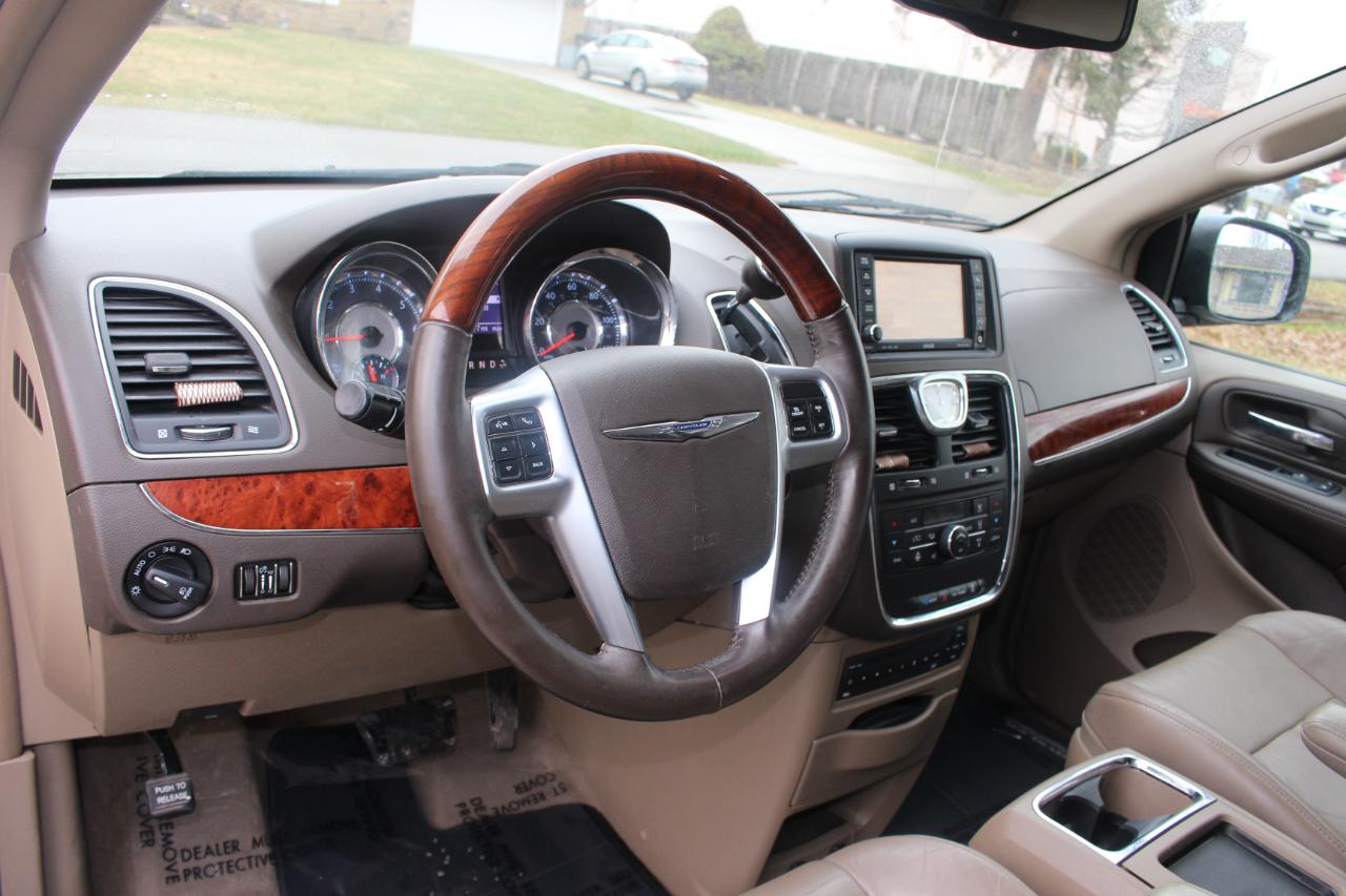 Chrysler Town & Country Limited 2013