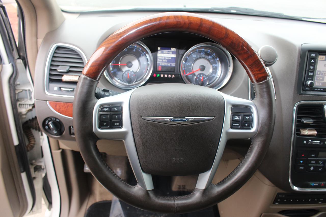 Chrysler Town & Country Limited 2013
