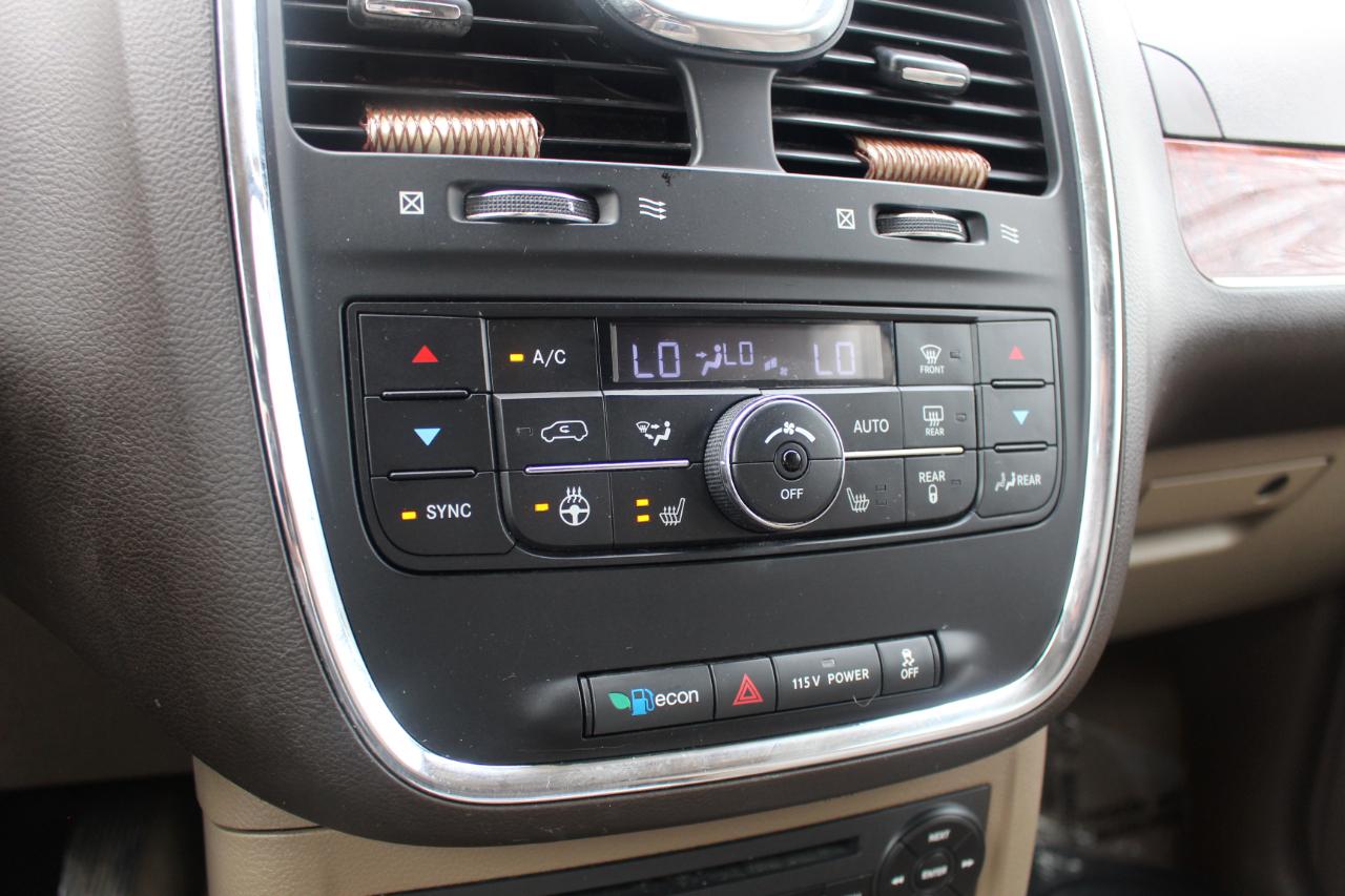 Chrysler Town & Country Limited 2013