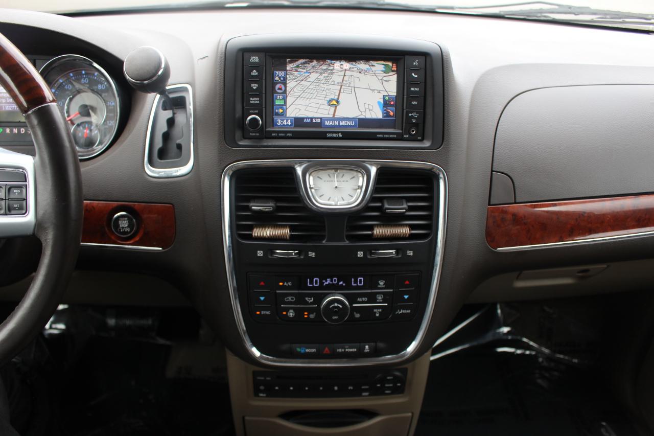Chrysler Town & Country Limited 2013