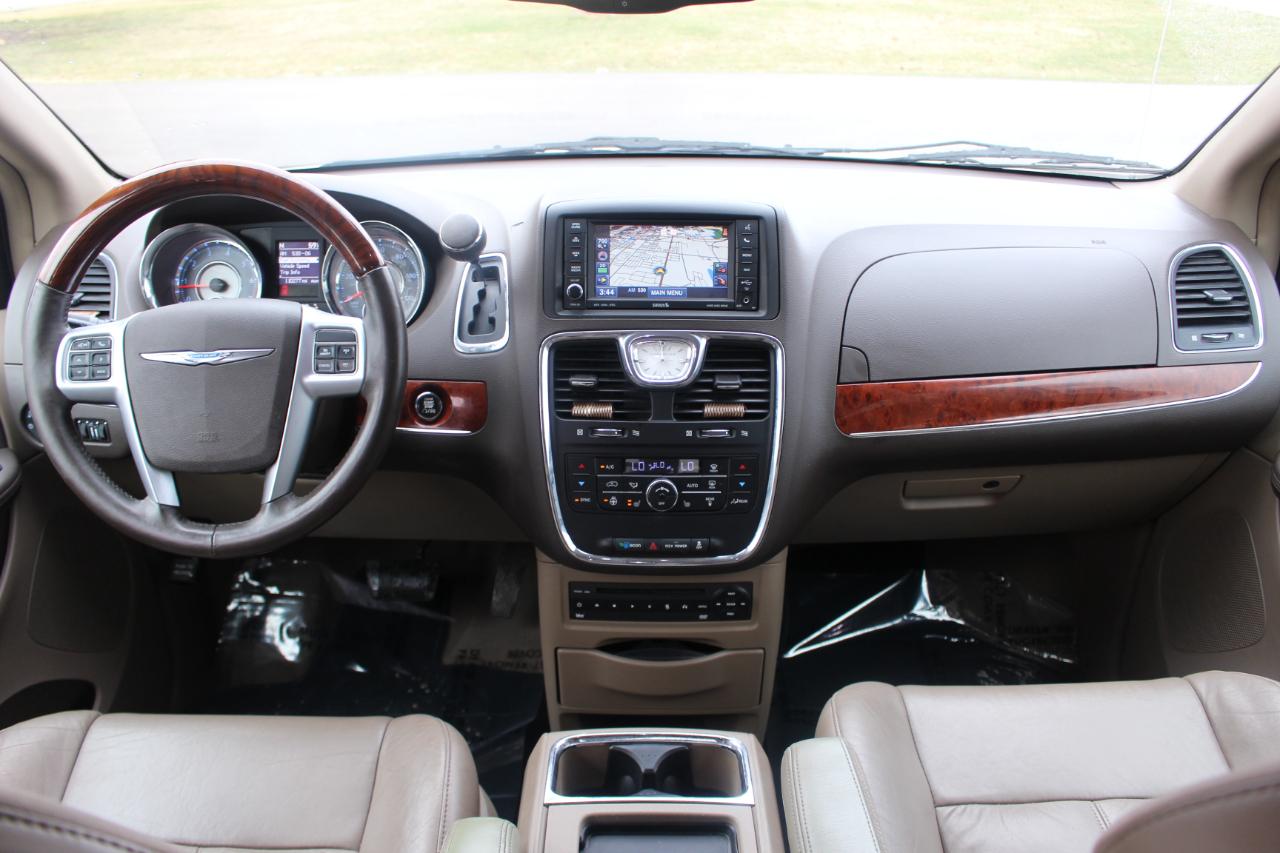 Chrysler Town & Country Limited 2013