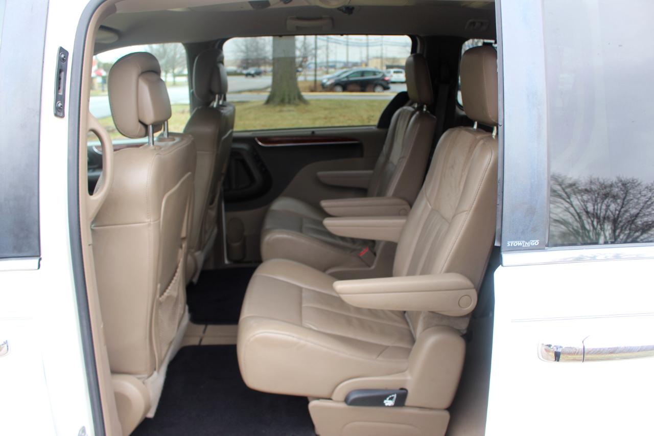Chrysler Town & Country Limited 2013