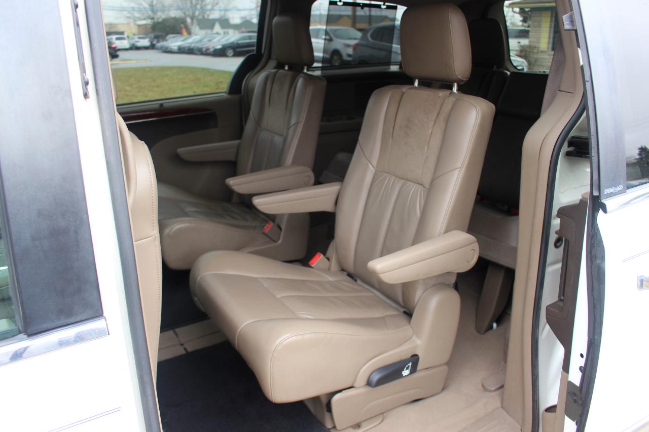 Chrysler Town & Country Limited 2013