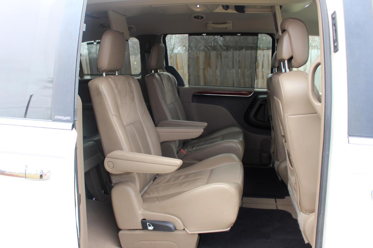 Chrysler Town & Country Limited 2013