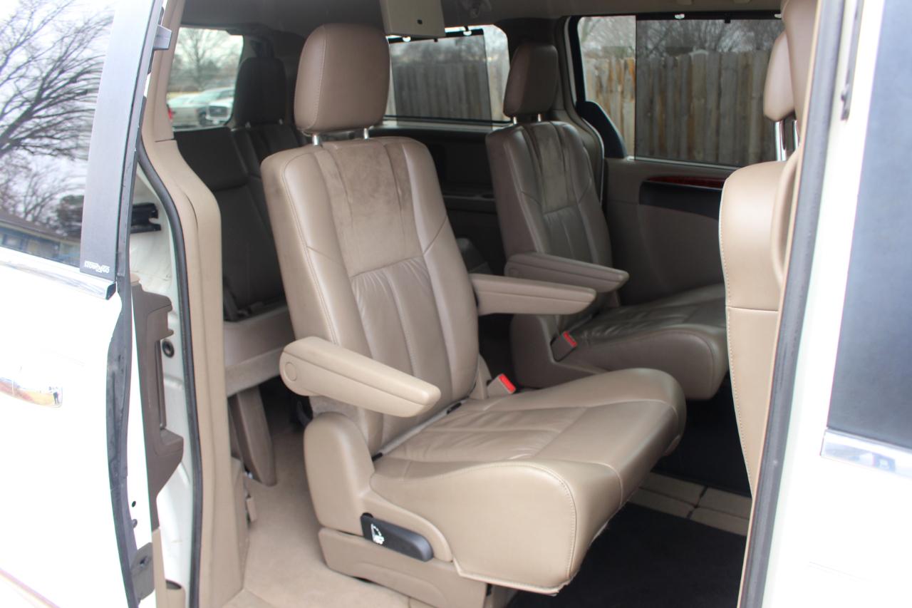 Chrysler Town & Country Limited 2013